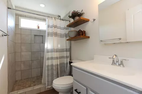 Bath - 676 Smiley Ave, Springdale, OH 45246 photo 3 of 4