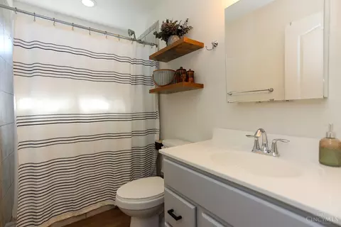 Bath - 676 Smiley Ave, Springdale, OH 45246 photo 2 of 4