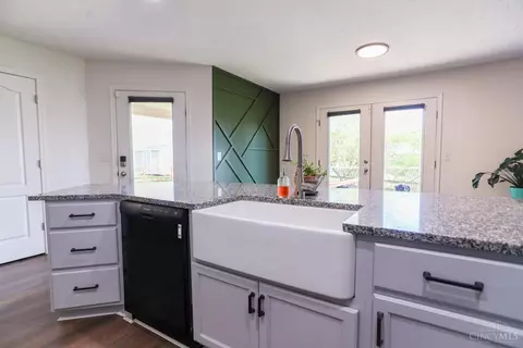 Kitchen - 676 Smiley Ave, Springdale, OH 45246 photo 3 of 4
