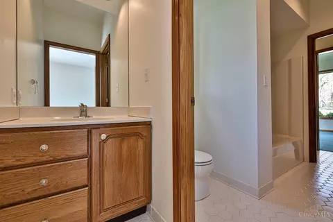 Bath - 7379 Southpointe Dr, Cincinnati, OH 45233 photo 6 of 7