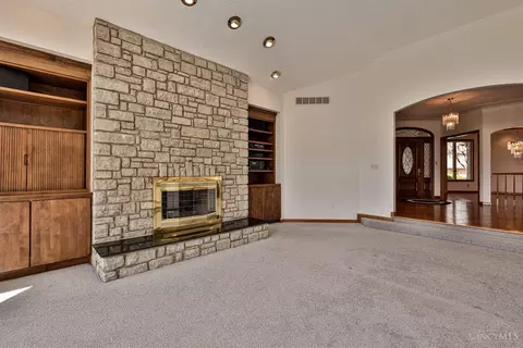 Living - 7379 Southpointe Dr, Cincinnati, OH 45233 photo 3 of 8