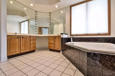 Bath - 7379 Southpointe Dr, Cincinnati, OH 45233 photo 2 of 7