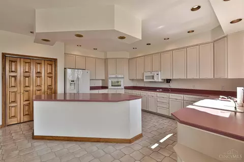 Kitchen - 7379 Southpointe Dr, Cincinnati, OH 45233 photo 2 of 6