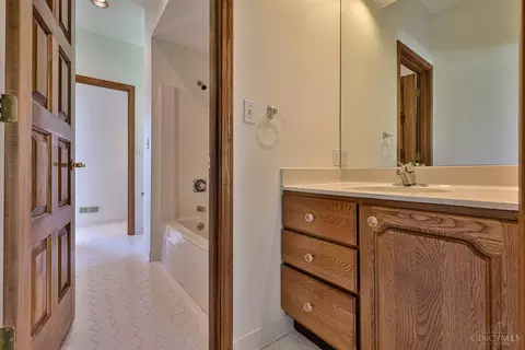 Bath - 7379 Southpointe Dr, Cincinnati, OH 45233 photo 5 of 7