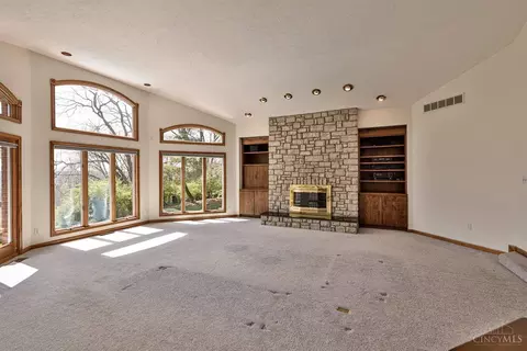Living - 7379 Southpointe Dr, Cincinnati, OH 45233 photo 2 of 8