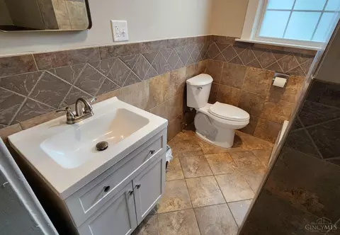 Bath - 1209 Third St, Reading, OH 45215 photo 4 of 4