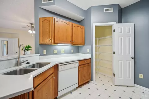 7826 Gapstow Brg, Cincinnati, OH 45231 photo 12
