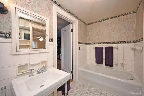 Bath - 3934 Leyman Dr, Cincinnati, OH 45229 photo 6 of 7