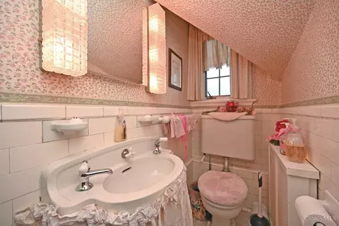 Bath - 3934 Leyman Dr, Cincinnati, OH 45229 photo 1 of 7