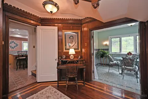 Entry Way - 3934 Leyman Dr, Cincinnati, OH 45229 photo 3 of 8