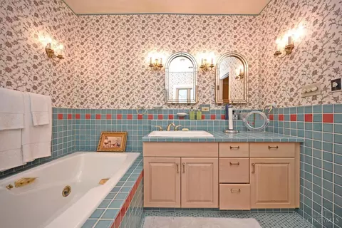 Bath - 3934 Leyman Dr, Cincinnati, OH 45229 photo 4 of 7