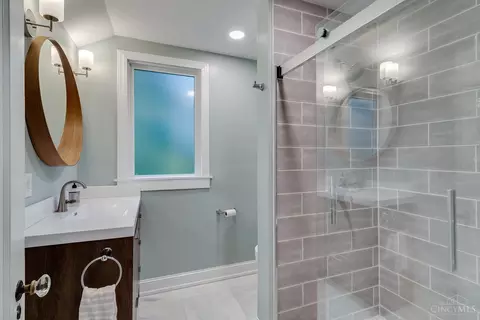 Bath - 1156 Inglenook Pl, Cincinnati, OH 45208 photo 1 of 2