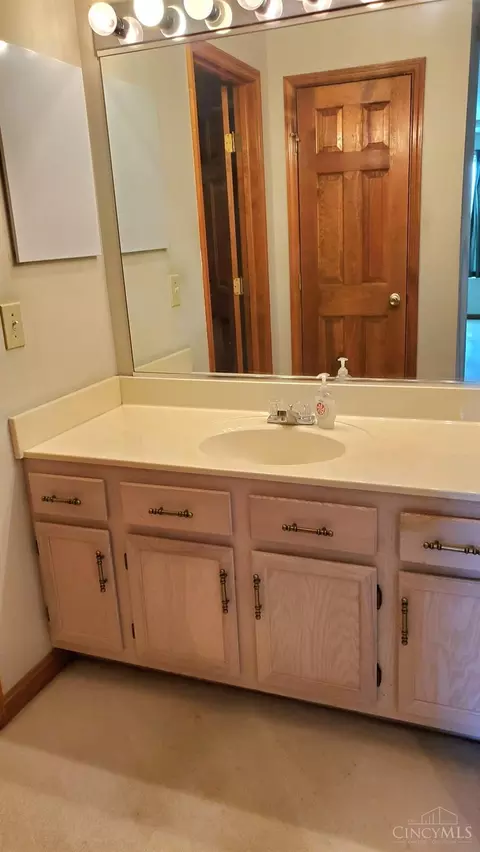 Bath - 4331 Regency Ridge Ct, Cincinnati, OH 45248 photo 2 of 4