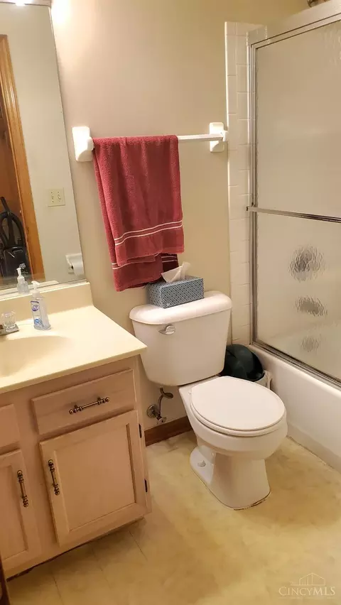 Bath - 4331 Regency Ridge Ct, Cincinnati, OH 45248 photo 3 of 4