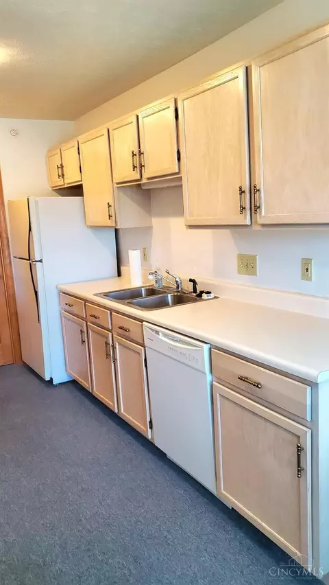 Kitchen - 4331 Regency Ridge Ct, Cincinnati, OH 45248 photo 3 of 5