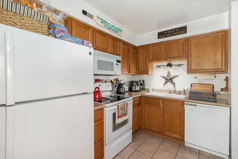 Kitchen - 9277 Comstock Dr, Cincinnati, OH 45231 photo 2 of 2