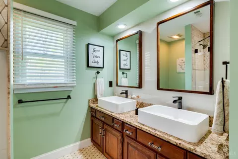 Bath - 9274 Witherbone Ct, Cincinnati, OH 45242 photo 10 of 11