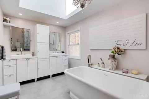 Bath - 9274 Witherbone Ct, Cincinnati, OH 45242 photo 8 of 11