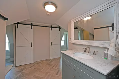 Bath - 6905 Roe St, Cincinnati, OH 45227 photo 1 of 5