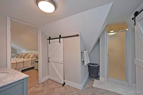 Bath - 6905 Roe St, Cincinnati, OH 45227 photo 3 of 5