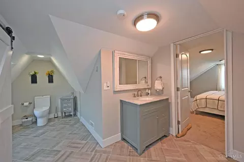 Bath - 6905 Roe St, Cincinnati, OH 45227 photo 2 of 5