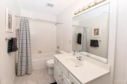 Bath - 2498 Walnutview Ct, Cincinnati, OH 45230 photo 8 of 9