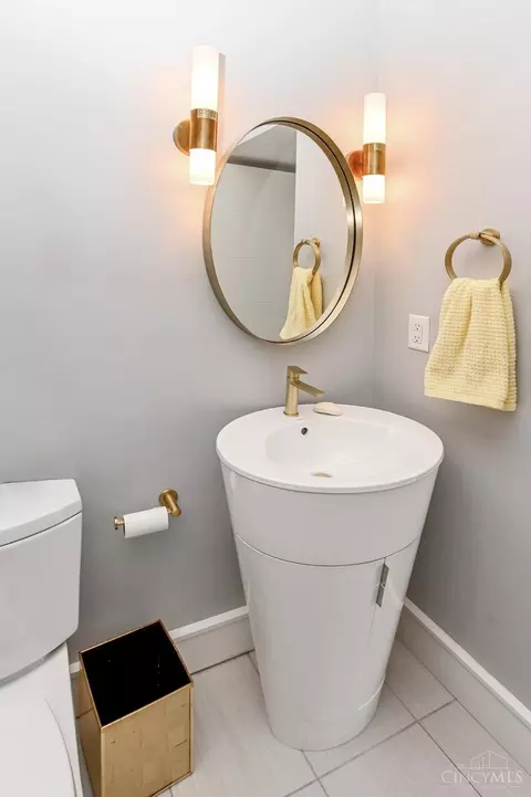 Bath - 2498 Walnutview Ct, Cincinnati, OH 45230 photo 1 of 9