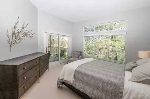 Bedroom - 2498 Walnutview Ct, Cincinnati, OH 45230 photo 2 of 5