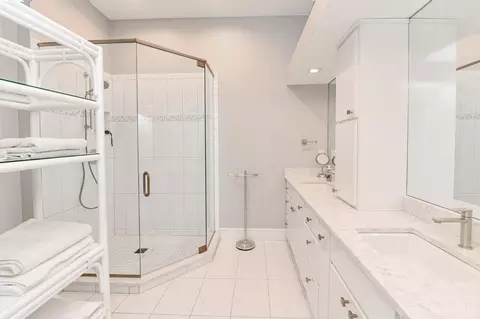 Bath - 2498 Walnutview Ct, Cincinnati, OH 45230 photo 4 of 9