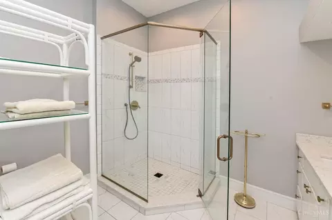 Bath - 2498 Walnutview Ct, Cincinnati, OH 45230 photo 7 of 9