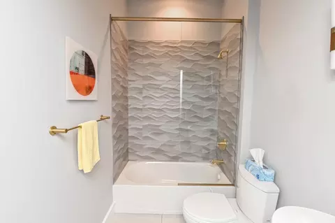 Bath - 2498 Walnutview Ct, Cincinnati, OH 45230 photo 3 of 9