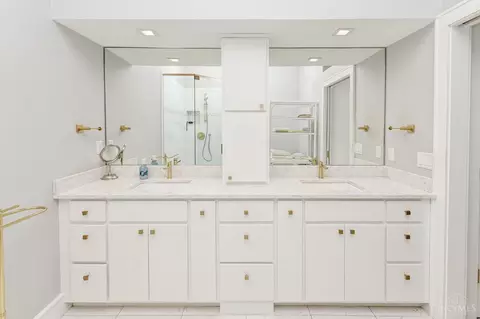 Bath - 2498 Walnutview Ct, Cincinnati, OH 45230 photo 6 of 9