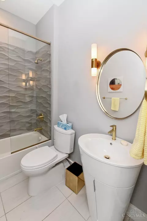 Bath - 2498 Walnutview Ct, Cincinnati, OH 45230 photo 2 of 9