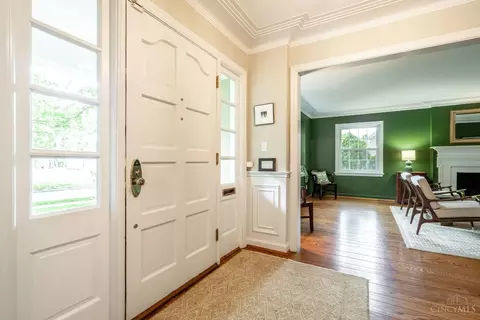 Entry Way - 6906 Miami Bluff Dr, Mariemont, OH 45227 photo 2 of 4