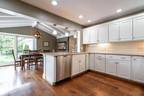 Kitchen - 6906 Miami Bluff Dr, Mariemont, OH 45227 photo 3 of 5