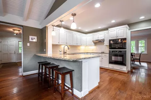 Kitchen - 6906 Miami Bluff Dr, Mariemont, OH 45227 photo 2 of 5
