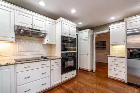 Kitchen - 6906 Miami Bluff Dr, Mariemont, OH 45227 photo 5 of 5
