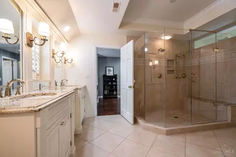 Bath - 6906 Miami Bluff Dr, Mariemont, OH 45227 photo 2 of 6