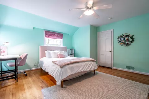 Bedroom - 6906 Miami Bluff Dr, Mariemont, OH 45227 photo 5 of 9