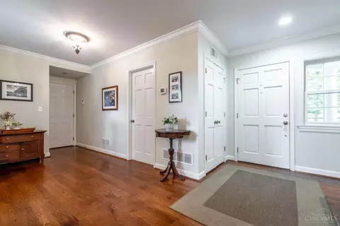 Entry Way - 6906 Miami Bluff Dr, Mariemont, OH 45227 photo 3 of 4