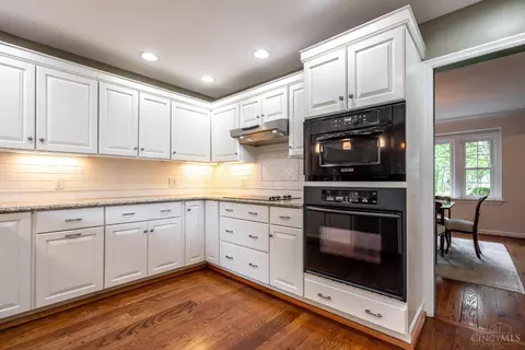 Kitchen - 6906 Miami Bluff Dr, Mariemont, OH 45227 photo 4 of 5