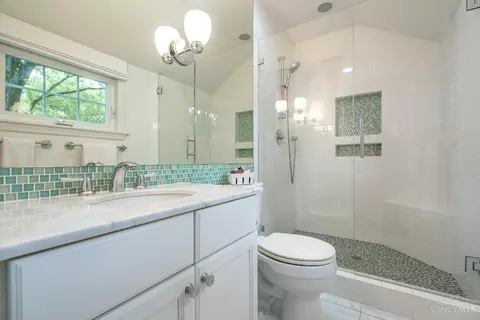 Bath - 6906 Miami Bluff Dr, Mariemont, OH 45227 photo 3 of 6