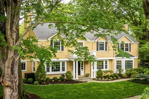 6906 Miami Bluff Dr, Mariemont, OH 45227
