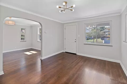 Living - 1948 Dalewood Pl, Cincinnati, OH 45237 photo 2 of 5