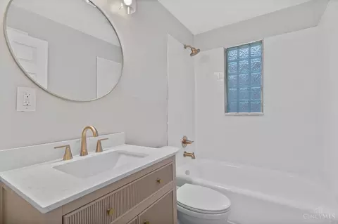 Bath - 1948 Dalewood Pl, Cincinnati, OH 45237 photo 1 of 2