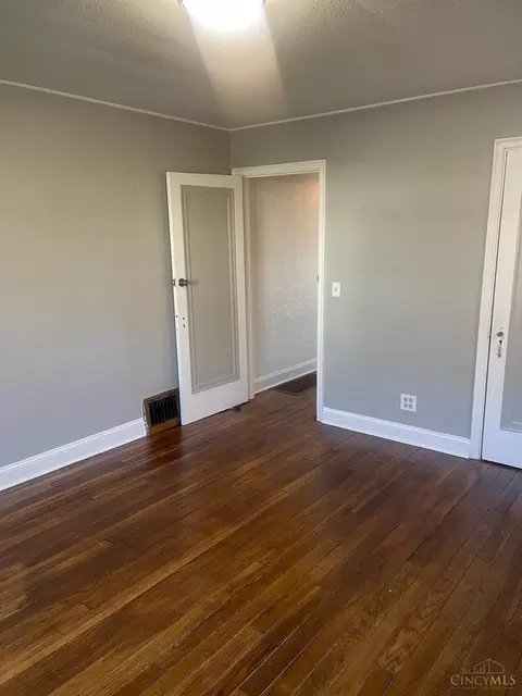 Bedroom - 51 Ridgeway Rd, Cincinnati, OH 45216 photo 4 of 5