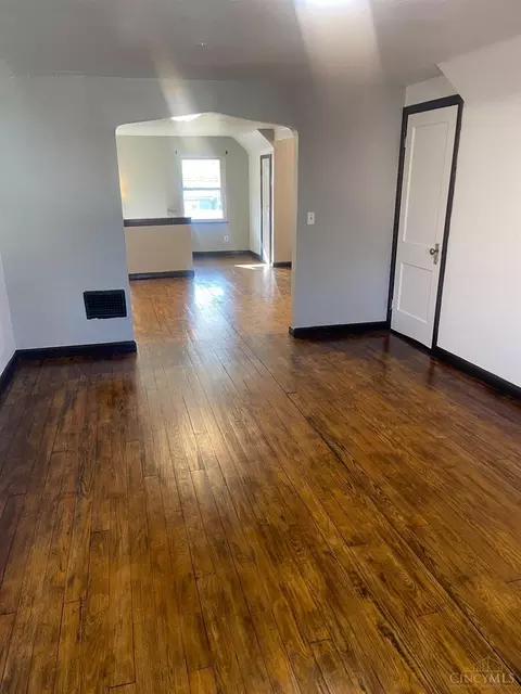 Living - 51 Ridgeway Rd, Cincinnati, OH 45216 photo 3 of 3