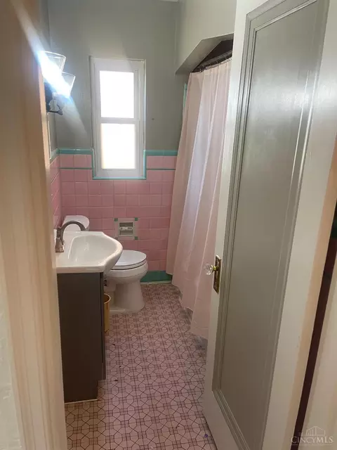Bath - 51 Ridgeway Rd, Cincinnati, OH 45216 photo 1 of 1