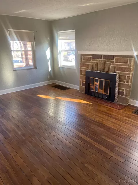 Living - 51 Ridgeway Rd, Cincinnati, OH 45216 photo 2 of 3