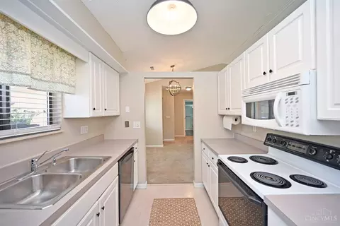 Kitchen - 335 Walnut Ln, Mason, OH 45040 photo 4 of 4